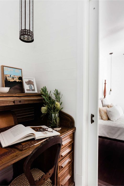 Country style home office featuring a vintage roll-top desk, rattan chair and an antique pendant light | Photography: Hannah Puechmarin | Styling: Cheryl Carr #homeoffice #antique #vintagestyle #wfh #wfhsetup Country Home Office Ideas, Office Ideas Rustic, Country Home Office, Vintage Office Desk, Vintage Home Offices, Country Style Magazine, Office Vintage, Roll Top Desk, Study Nook