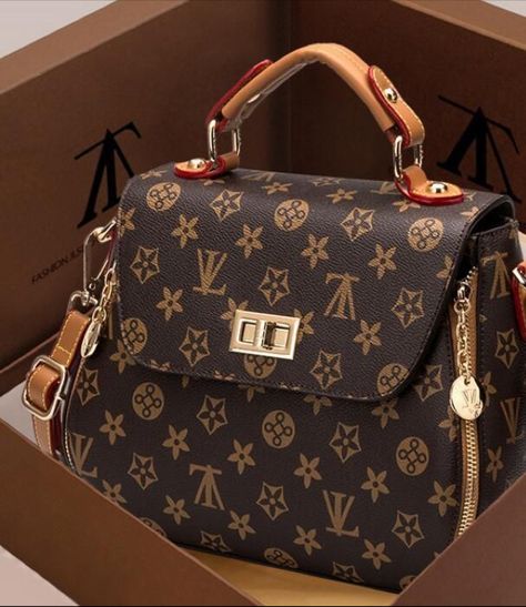 Τσάντες Louis Vuitton, Dream Handbags, Expensive Stuff, Handbags Coach, Designers Bags, Cheap Purses, Unique Handbags, Crossbody Satchel, Lv Bags