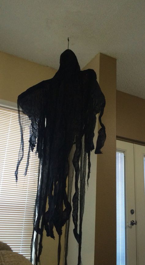 Dementor!  Where is Professor Lupin and his chocolate bar?! Harry Potter Theme Decoration Ideas, How To Make Dementors, Harry Potter Theme Party Ideas, Dementor Halloween Decoration, Harry Potter Dementors Diy, Harry Potter Booth Ideas, Diy Dementor Decoration, Harry Potter Theme Decor, Harry Potter Themed Halloween Party