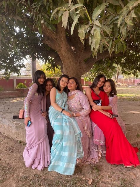 desi aesthetic hogya Farewell Poses With Friends In Saree, Hidden Face Aesthetic, Girls Dpz Stylish, Traditional Dresses Indian, Freshers Party, Farewell Sarees, Party Outfit College, Group Picture Poses, Bff Poses