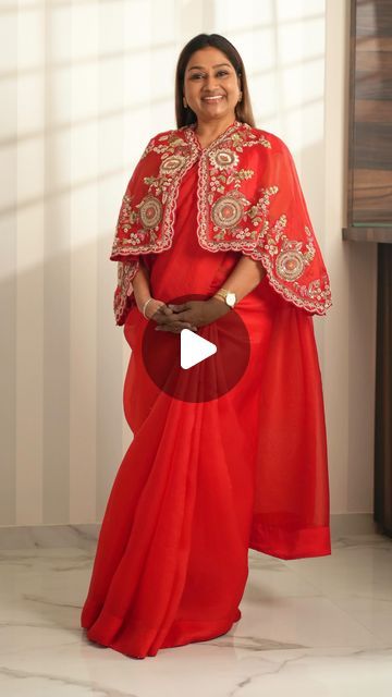 Dolly Jain 🇮🇳 on Instagram: "#SAREELS 424 I had to attended one of my students’ reception and found myself unsure of what to wear. I wanted to strike a balance between looking stylish and not being too overdressed, while also ensuring that I had freedom of movement. During my search, I stumbled upon a beautiful cape , and in that moment, I knew it was the perfect choice for me.  The saree that was paired with the cape was a bit too elaborate for my taste, and it didn’t align with the look I had envisioned. However, they made a plain saree with an organza  back facing …This combination fell into place effortlessly, capturing the essence of what I had in mind.  Sometimes, just one element can work its magic. You don’t need to wear a fully embroidered blouse or a heavily embellished saree. Coat Blouses For Saree, Plain Saree Look, Organza Saree Look, Dolly Jain, Embellished Saree, Reception Saree, Plain Saree, Simple Sarees, I Knew It