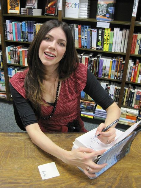 Kate Morton - Australian author -Terrific Storyteller Kate Morton Books, The Forgotten Garden, Amazing Books, Secret Keeper, Writers And Poets, Favorite Authors, Her. Book, I Love Books, Love Book