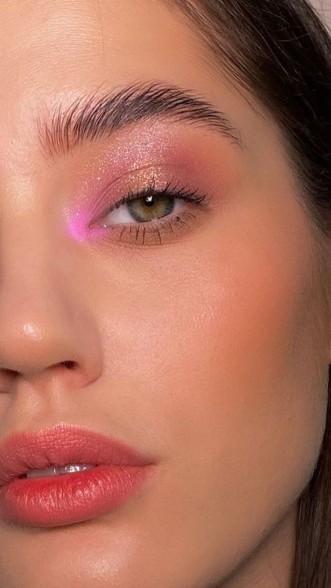 Hot Pink Under Eye Makeup, Pop Of Colour Eyeshadow, Bridal Makeup Colorful, Pink Eyeliner Brown Eyes, Natural Colorful Makeup, Meredith Duxbury Palette Looks, Colored Mascara Looks, Subtle Pink Eyeshadow, Simple Colorful Makeup