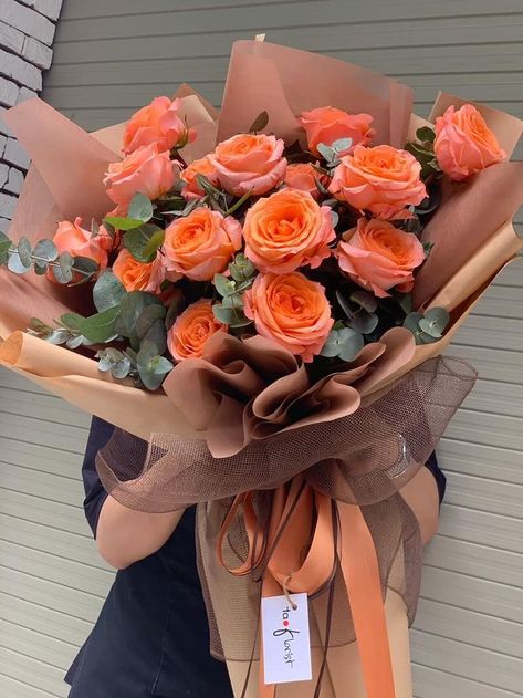 Orange Roses Bouquet Aesthetic, Flower Boquettes, Orange Roses Bouquet, Birthday Flowers Bouquet, Orange Bouquets, Luxury Flower Bouquets, Boquette Flowers, Flower Guide, Bouquet Wrap