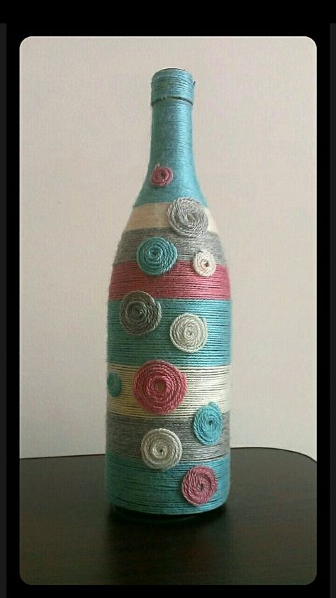 Wine bottle decor Yarn Bottles, Wine Bottle Vases, Wine Bottle Design, Decorated Bottle, Glass Bottle Diy, Diy Glass Bottle Crafts, Jute Crafts, Wine Bottle Art, Wine Bottle Diy Crafts