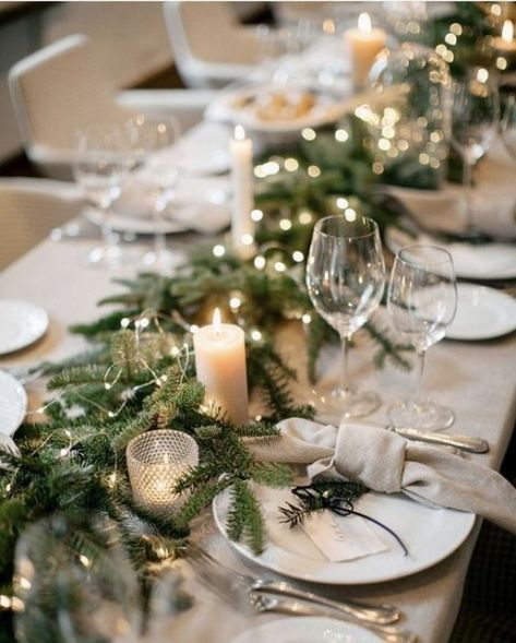 Julkransar Diy, Christmas Dinner Table Settings, Štědrý Den, January Wedding, Christmas Dining Table, Christmas Dinner Table, Christmas Dinner Party, Christmas Decor Inspiration, December Wedding