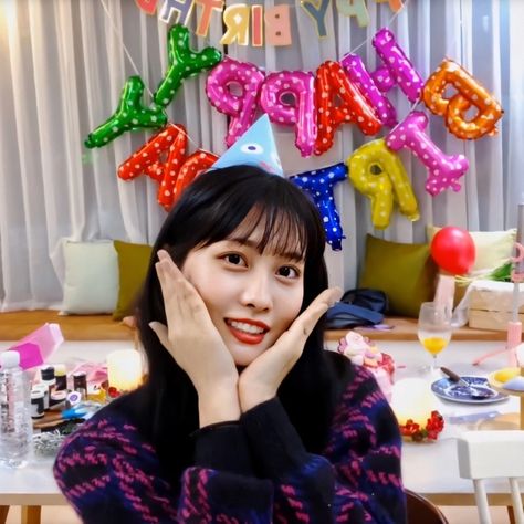 Twice-Momo 191109 Happy Momo Day 🎂 VLIVE ✨ Twice Momo Birthday, Twice Birthday, Twice Birthdays, Twice Jyp, Twice Photoshoot, Twice Fanart, Momo Twice, Falling In Love Quotes, Seoul Music Awards