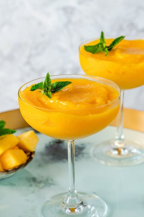 Mango Daiquiri Recipe, Mango Daiquiri, Mango Cocktail, Daiquiri Recipe, Desserts In A Glass, Slushie Recipe, Birthday Vibes, Cherry Smoothie, Frozen Mango