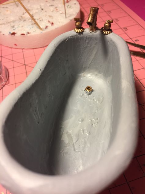 The miniature bathtub with fixtures finished !! Made them out of jewelry findings !!Painted them bronze !! Clay Bathtub, Miniature Bathtub, Vintage Bathtub, Mini Stuff, Clay Projects, Ceramic Art, Jewelry Findings, Doll House, Close Up