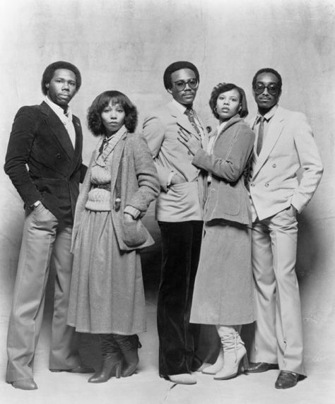 The Chic line-up around the time of the release of their second album C'est Chic. From left: Nile Rodgers, Luci Martin, Bernard Edwards, Alfa Andersen and Tony Thompson. Singing Groups, Old School Music, R&b Music, R&b Soul, Disco Music, Soul Funk, Black Celebrities, Black Music, Canal No Youtube