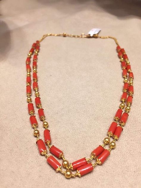 Coral mani mala Coral Jewelry Set, Vintage Jewelry Bracelets, Beaded Necklace Designs, Black Beaded Jewelry, Red Beads, Gold Fashion Necklace, Gold Jewelry Necklace, Gold Jewellery Design Necklaces, Coral Jewelry