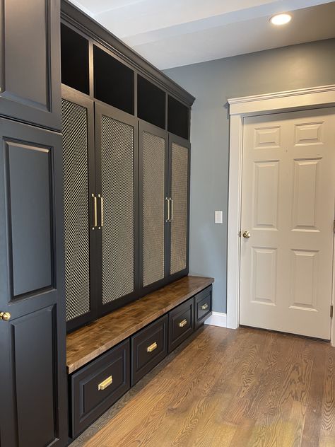 Black Mudroom Cabinets, Entryway Lockers With Bench, Lockers With Bench, Entryway Lockers, Black Mudroom, Entry Way Lockers, Casita Ideas, Mudroom Cabinets, Park Homes