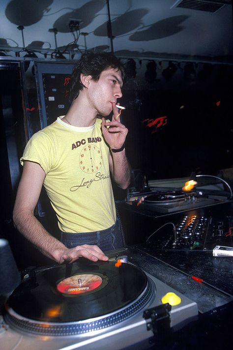 A disco DJ smokes a cigarette while spinning a record at a club in New York City, 1979 Underground Rave, Rave Aesthetic, Disco Aesthetic, Club Culture, 1970s Disco, 80s Disco, 90s Rave, Disco Club, Disco Fashion