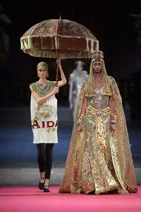 Dolce & Gabbana Frühjahr/Sommer 2020 Haute Couture - Kollektion | Vogue Germany Cleopatra Quotes, Dolce & Gabbana Couture, Egyptian Fashion, Egypt Fashion, Quotes Wisdom, Dolce E Gabbana, Vogue Paris, Couture Collection, Dolce & Gabbana