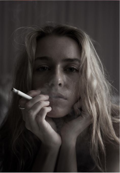 Smokers Face, Grunge Portrait, Beer Photos, Girls World, Simple Image, Photography Inspo, The Dreamers, Portrait Photography, Models