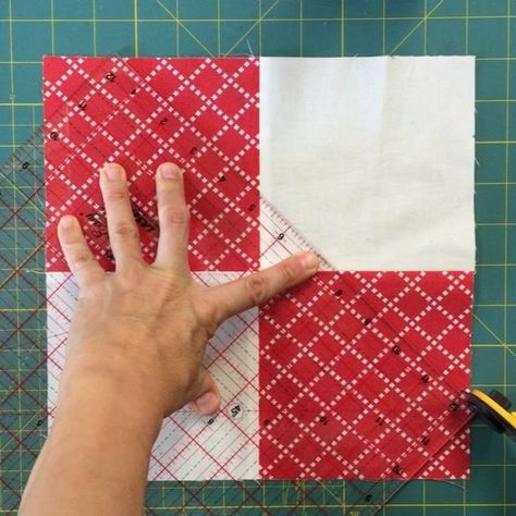 Disappearing Blocks, 4 Patch Quilt, Missouri Star Quilt Tutorials, Making A Quilt, Quilt Blocks Easy, Patchwork Tutorial, Quilt Tips, Quilting Designs Patterns, Scrappy Quilt Patterns