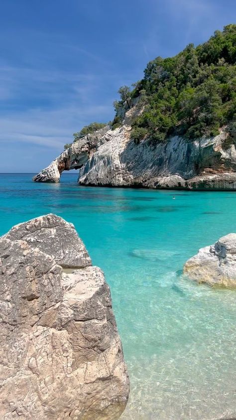 22 aprile: Cala Goloritzé in una giornata di sole primaverile. Un luogo incantato che non smette mai di stupire 💫🌊 📽️ @costadibaunei ⁣⁣📍 Cala Goloritzé, Baunei #calagoloritzè #costadibaunei #baunei #santamarianavarrese #sardegna #sardinia #cerdeña #sardaigne #ogliastra #lifeinsardegna #calagoloritze #vacation #italia #italy #beautifuldestinations #summervibes #travelinspiration #travelgram #italyvacations #italyvacation #italylife | Costa di Baunei | olafurarnalds · Original audio Sardinia, Cali, Places To Go, Vision Board, Paradise, Travel, Quick Saves, Tirol