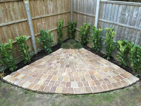 Corner arbour base using stone setts. Corner Fence Seating Ideas, Corner Pergola Seating Ideas, Corner Yard Seating Area, Corner Yard Ideas Backyards, Quarter Circle Patio, Corner Arbour Ideas, Small Garden Corner Ideas, Backyard Corner Seating Area, Yard Corner Ideas