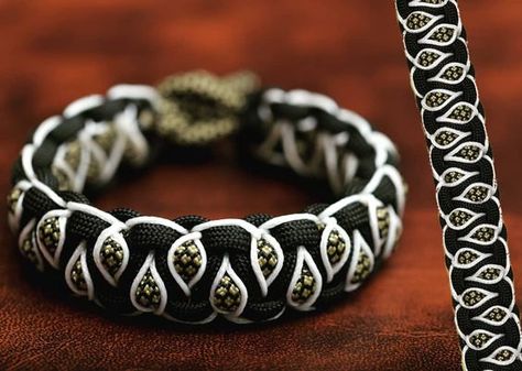 Custom Stitched Cobra Knot - Pattern by @potter5237 #Paracord #bracelet #paracordbracelet #handmade #photography #microcord… | Instagram Cobra Knot, Paracord Bracelet Designs, Paracord Bracelet Patterns, Paracord Braids, Celtic Knot Jewelry, Jewels Diy, Handmade Photography, Paracord Bracelet Diy, Knot Pattern