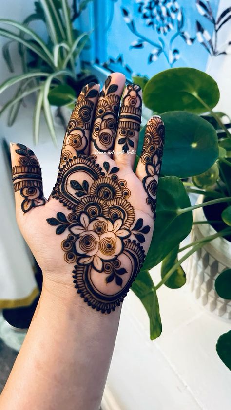 New Mehandi Front Hand, Love Mehendi Designs, New Mehndi Designs Unique 2024, Arabic Mehendi Designs For Hands Unique Beautiful, Front Mehndi Designs Simple Unique, Heena Mehendi Designs Unique, Simple Mehndi Designs Modern, Khafif Mehndi Designs, Henna Design Hand