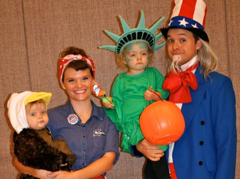 American Icons --- I totally love that idea as a theme for a family or group costume!  More ideas on this post too. Famous American Dress Up Day, American Icons Costume, American Themed Party Outfit, American Party Outfit, America Themed Party, American Themed Party, American Themed Outfit, Usa Costume, Icon Halloween