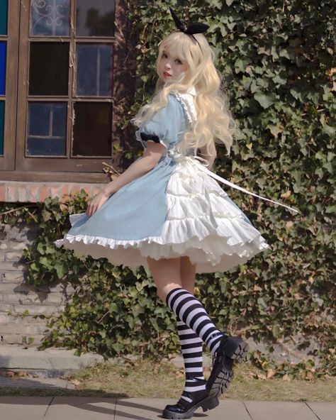 🥳Alice vibes Lolita dress with black sash and big bow design, paired with an apron. 👉Search 'TIMEW-016' on devilinspired.com #devilinspired #lolitacoord #lolitafasion #aliceinwonderland #eglcommunity #elegantdress #elegantoutfit Alice In Wonderland Themed Dress, Alice In Wonderland Inspired Outfits, Modern Alice In Wonderland, Alice Outfit, Alice In Wonderland Outfit, Ouji Fashion, Alice Dress, Alice In Wonderland Dress, An Apron