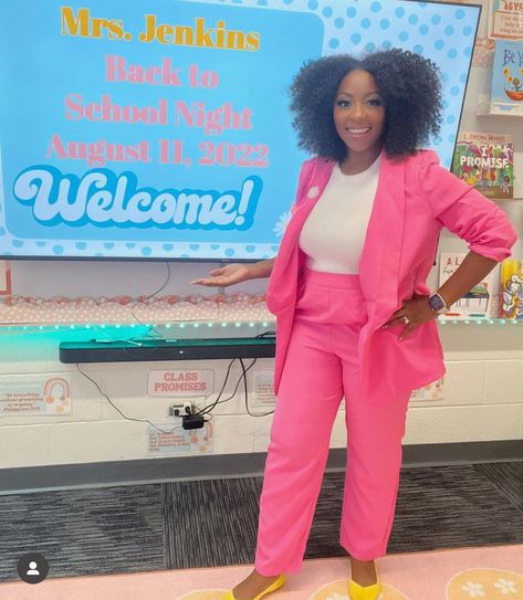 I miss being a classroom teacher 💖 Teacher Aesthetic Female, Business Fits, Teacher Lifestyle, Private Teacher, Early Years Teacher, Black Teacher, Teacher Aesthetic, Teacher Vibes, My Future Job