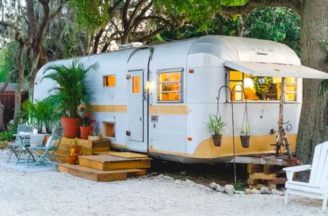 Airstream Rental, Beach Tiny House, Airstream Living, Airstream Campers, Tiny Houses For Rent, Outdoor Projector, Airbnb Rentals, Vintage Airstream, Airstream Trailers