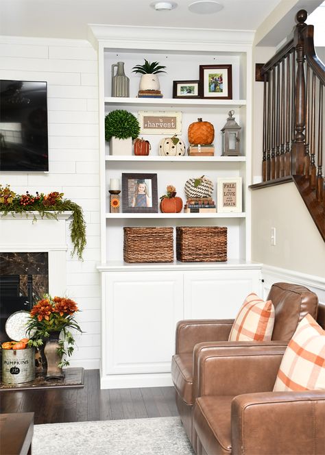 Fall Shelf Decor Ideas, Fall Bookshelf Decor, Fall Bookshelf, Fall Decor Living Room Cozy, Fall Shelf Decor, Fall Apartment Decor, Fall House, Fall Fireplace, Fall Living Room Decor