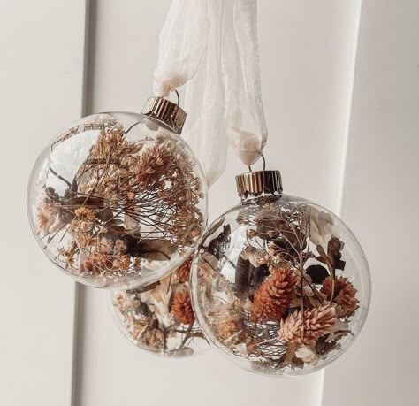 Dried Flower Ornament, Natural Christmas Ornaments, Boho Christmas Decor, Clear Glass Ornaments, Quilled Creations, Dried Florals, Market Ideas, Natural Christmas, Boho Christmas