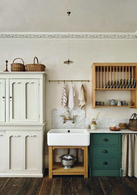 Happy Friday 9/20/24 — The Grit and Polish Vintage English Kitchen, Guest House Interiors, Unfitted Kitchen Ideas, Unfitted Kitchen, Small Cottage Kitchen, Victorian Floor Tiles, Flagstone Flooring, Country Ideas, Rustic Country Home