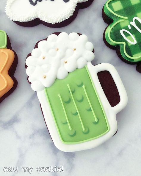 St Patricks Day Beer, Beer Cookies, St Patrick's Day Cookies, Green Birthday, Decorating Cookies, Cookie Tutorials, Sugar Cookie Designs, Green Beer, Cookie Inspiration