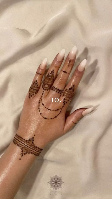 Minimalistic Henna Designs Palm, Henna On Both Hands, Simple Aesthetic Henna Designs, Aesthetic Finger Mehendi Designs, Modern Henna Designs Fingers, Simple Mendhi Ideas, Aesthetic Mehandi Designs Easy, Simple Henna Designs Wrist, Aesthetic Back Hand Mehndi