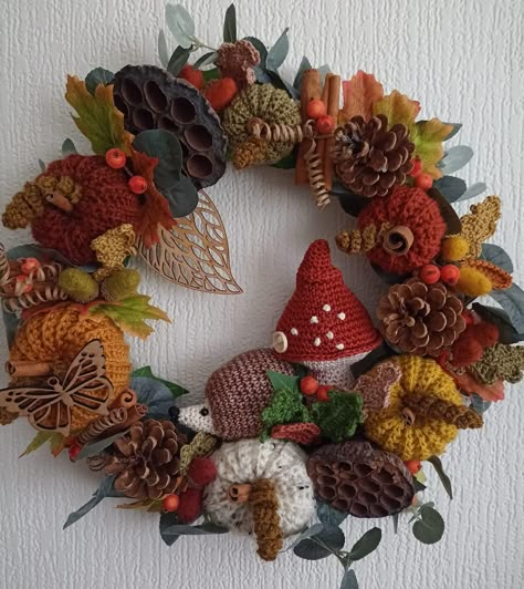 Crochet Wreath Pattern, Crochet Fall Decor, Crochet Wreath, Gingerbread House Ideas, Fall Crochet Patterns, Crochet Mushroom, Crochet Xmas, Crochet Fall, Crochet Pumpkin