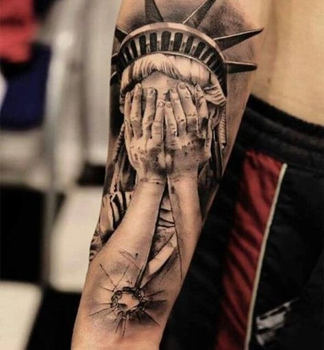 #tattoofriday #tattooart #tattoodesign #tattooidea #tattoo #tattoos #libertytattoo Corner Tattoo, Tardis Tattoo, Tattoos Arm Mann, Statue Of Liberty Tattoo, Ta Moko Tattoo, Tato 3d, Liberty Tattoo, Tattoo Henna, Cool Arm Tattoos