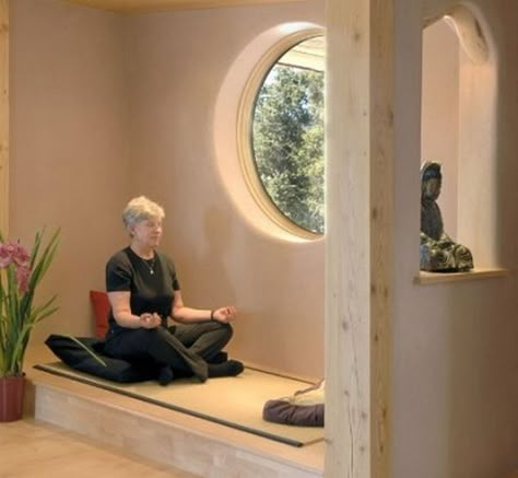 Sun Meditation, Small Meditation Room, Meditation Space Ideas, Home Yoga Space, Home Meditation Space, Meditation Nook, Yoga Meditation Space, Relax Room, Living Room Yoga