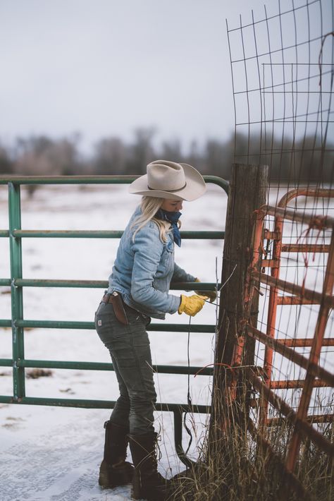 Woman Rancher Outfit, Female Rancher Aesthetic, Working On The Farm Outfits, Farm Outfits Winter, Rancher Outfit Women, Women In Construction Outfits, Farmgirl Outfits, Working Cowgirl, Ranch Clothes