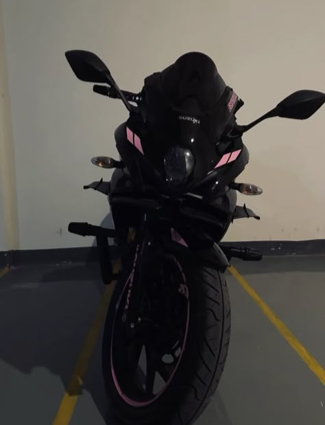 Motorcycle Gear Aesthetic, Kuromi Motorcycle, Black And Pink Motorcycle, Pink And Black Motorcycle, Pretty Bikes, Biker Women, Pink Motorcycle, Female Motorcycle Riders, Kawasaki Bikes