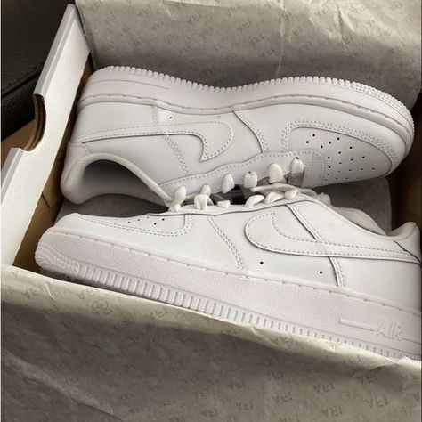 White Airforce 1 low White Trainers Aesthetic, Air Force Ones Aesthetic, White Air Force 1 Outfit Woman, Nike Air Force 1 Aesthetic, White Nike Air Force 1 Outfit, Nike New Shoes, Air Force Aesthetic, Trainers Aesthetic, White Air Force 1 Outfit