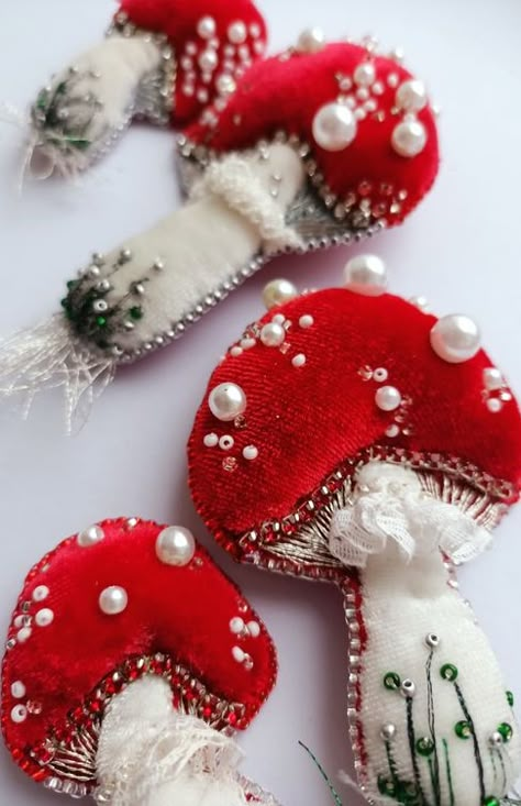 What To Craft, Unconventional Christmas Trees, Dekoratívne Vence, Felt Mushroom, Mushroom Crafts, Old Mirrors, Christmas Sewing Projects, Sewing Project Ideas, Felt Embroidery