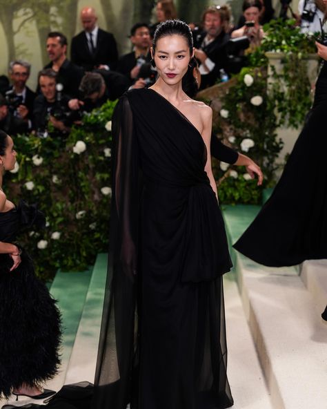 New York’s annual Met Gala extravaganza returned on Monday, and Asian stars and designers were in full attendance. From luminaries including Blackpink’s Jennie, Stray Kids, and supermodel Liu Wen walking the carpet to emerging designer @windowsen dressing Cardi B, tap the link in our bio to find out the top moments that captivated #China this year. Asian Supermodel, Liu Wen, Model Aesthetic, Top Models, Cardi B, Top Model, Stray Kids, Tap, Walking