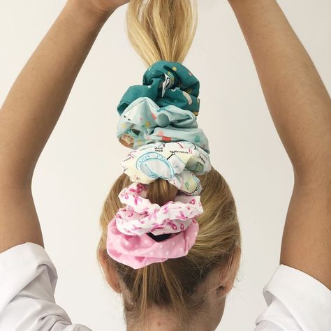 Coleteros Hair Art, Scrunchie Hairstyles, Scrunchies, Hair Accessories, Hairstyles, Couture, Hair Styles, Hair, Quick Saves