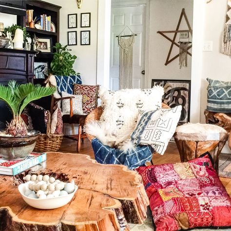 living room with boho global style Small Living Room Ideas Boho, Living Room Ideas Boho, Global Bohemian, Room Ideas Boho, Boho Loft, Small Living Room Ideas, Bohemian House, Bohemian Wall Decor, Colourful Living Room