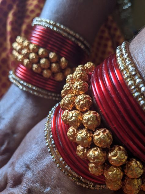 Kumaoni gold Pauchi with red bangles Pahadi Gold Jewellery, Kumaoni Jewellery, Kumaoni Bride, Rajput Jewellery, Jewel Design, Red Bangles, Gold Jewels Design, Gold Temple Jewellery, Indian Accessories