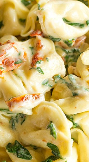 Tortellini in Parmesan Cream Sauce with Spinach and Sun-Dried Tomatoes ~ An easy and delicious dinner ready in less than 30 minutes Cream Sauce With Spinach, Tuscan Chicken Pasta, Pastas Recipes, Parmesan Cream Sauce, Tortellini Recipes, Cheese Tortellini, Sun Dried Tomatoes, White Sauce, Pasta Dish