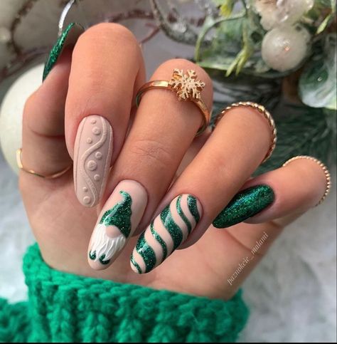 nailsbycoke on instagram Kutek Disney, December Nails, Cute Christmas Nails, Christmas Gel Nails, Almond Nail, Christmas Nails Acrylic, Christmas Green, Nail Swag, Xmas Nails