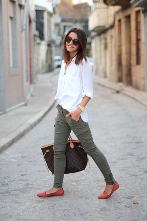 lovely white shirt, cargo pants, flats    i so want to be this chick. ive wanted pants with an ankle zip for so long, too bad im too short. Stile Pin Up, Mode Casual, Winter Trends, Green Pants, Trend Fashion, Business Attire, Work Attire, Mode Inspiration, Work Fashion