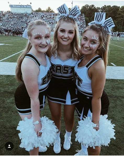 𝕡𝕚𝕟𝕥𝕖𝕣𝕖𝕤𝕥 : 𝕟𝕦𝕥𝕥𝕥𝕞𝕖𝕘𝕘 School Spirit Face Paint, Football Face Paint, Football Makeup, Cheer Games, Cheer Makeup, Cheer Team Pictures, Sideline Cheer, Face Paint Ideas, 2020 Makeup