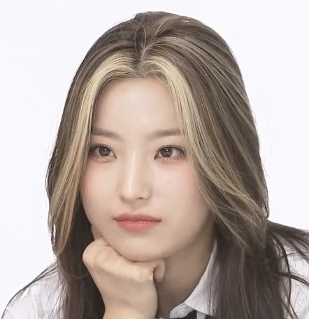 Kpop Highlights Hair, Oreo Hair Girl, Oreo Hair Color, Korean Highlights, Blonde In Front, Fromis9 Saerom, Oreo Hair, Saerom Fromis, Bday Hair