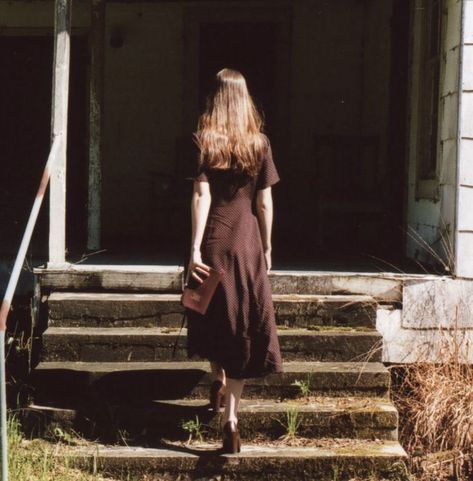 Ethel Cain Aesthetic, Midwest Gothic, Ethel Cain, American Gothic, Southern Gothic, Old House, A Woman, Stairs, Walking